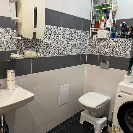 Cozy Ernesta 90m In The Centre - Three With Balcony