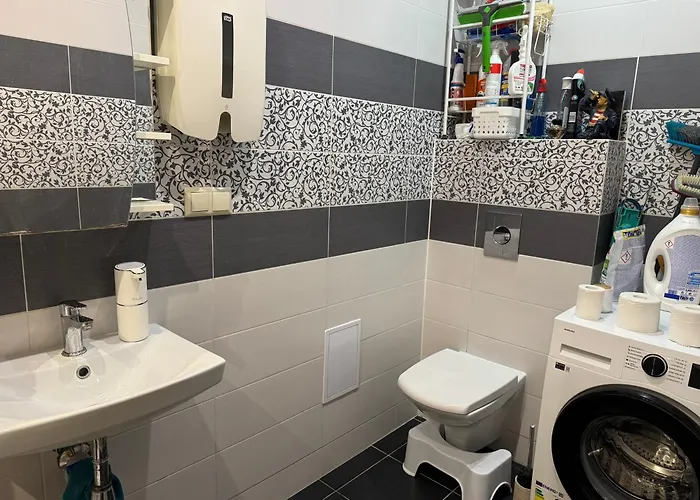 Cozy Ernesta 90m In The Centre - Three With Balcony