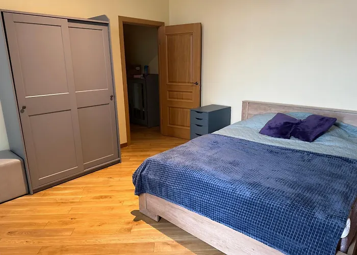 Dzīvoklis Cozy Ernesta 90m In The Centre - Three With Balcony